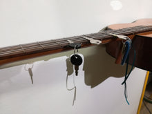 Gitarre mit einer Schublade - AUSGESPIELT